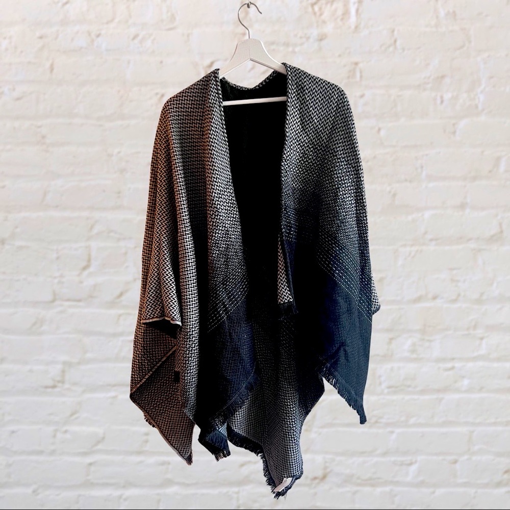 🆕 Women’s Reversible Ombre Poncho Gray – One Size